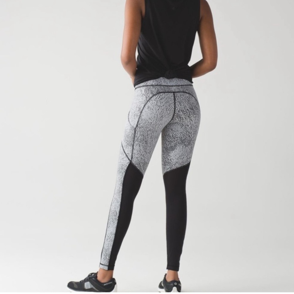 ✨SALE✨ Lululemon Speed Tight V In Power Luxtreme Spray Jacquard White Black